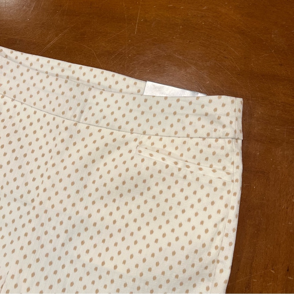 NWT $80 Chico’s So Slimming Bridgette Ikat Dot Capri White/Neutral Size 0.5/6 - Picture 6 of 15